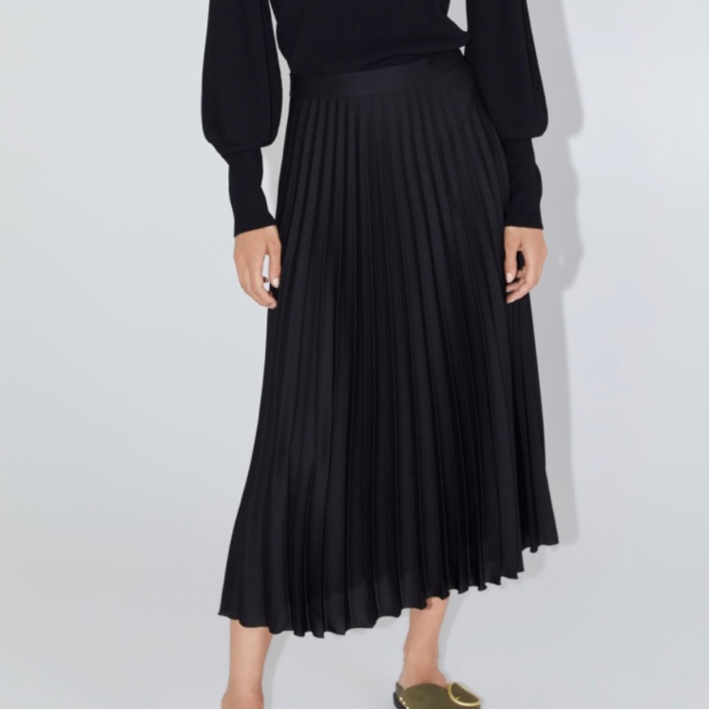NWT Zara Black Pleated Skirt in Size Small